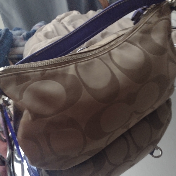 Mid size coach purse - Picture 2 of 4